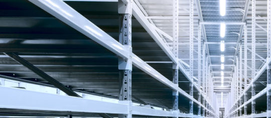néons LED au plafond éclairant un espace industriel